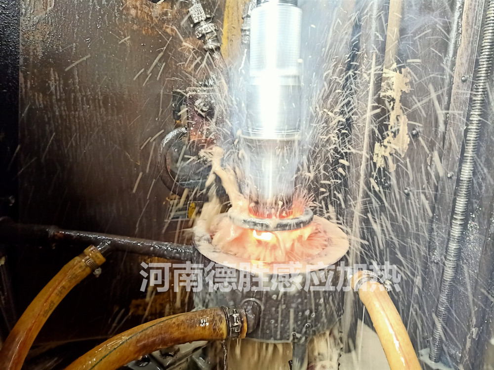 貫通軸淬火設備工作現場20200916155726_副本.jpg